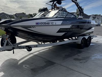 2018 Moomba Mojo 23' Wakeboard Boat - Excellent Condition with Trailer