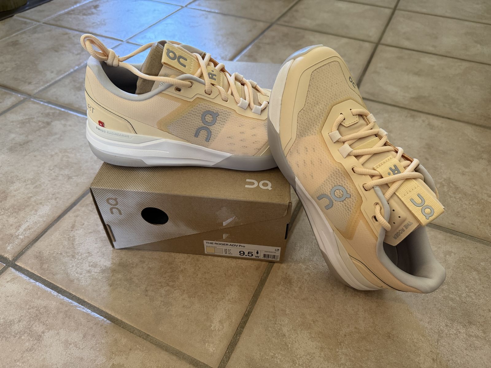 Brand new On Cloud shoes,The Roger ADV Pro, blonde, 9.5W, never used