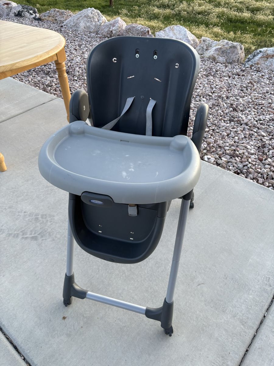 Graco Slim Snacker High Chair - Space-Saving & Portable Baby Feeding Chair