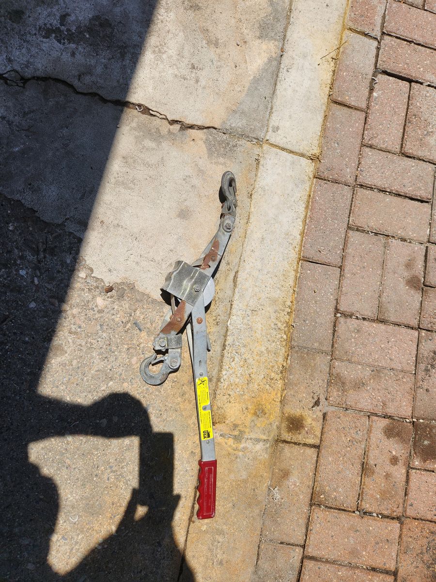 Heavy Duty Come Along puller. Works great.