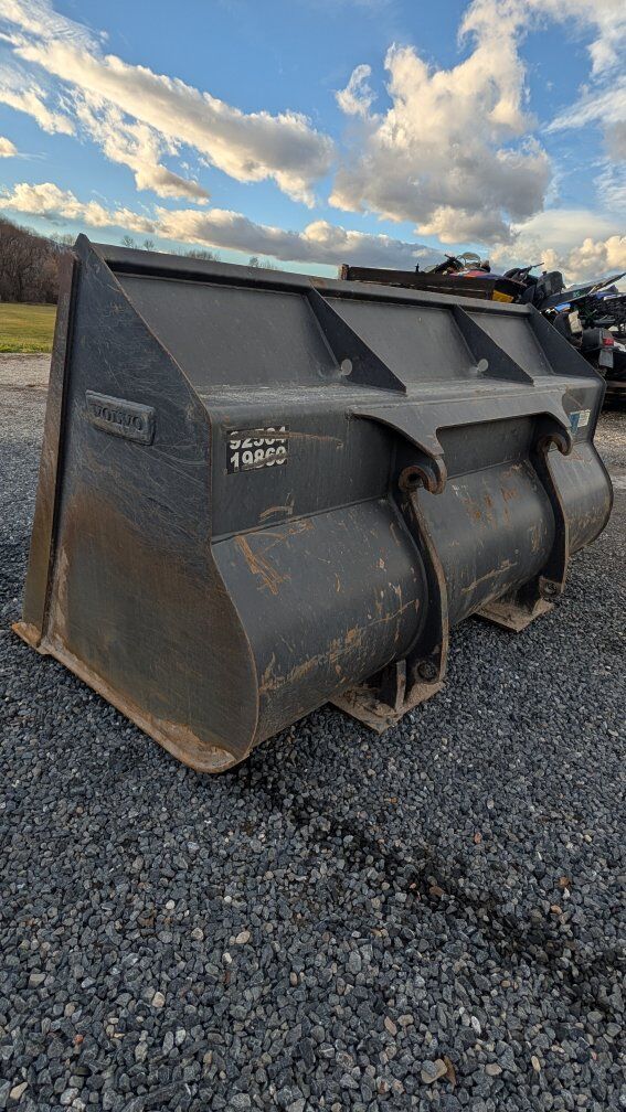 Volvo 4yrd bucket cat 928g quick coupler &JRB 416