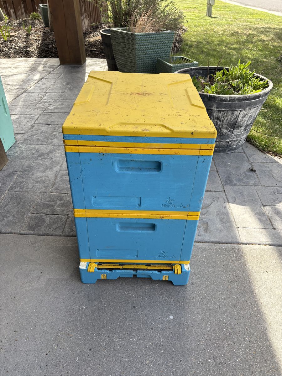 Hive IQ - Beehive - Honey Bee 2 Deeps, 1 Medium, Lid, Bottom Board, Feeding Shim
