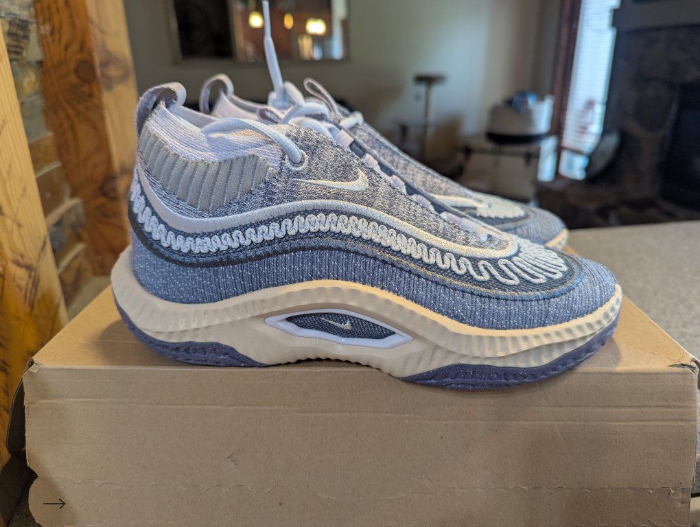 Nike W Cosmic Unity 3 Football Grey/White Women's Basketball Shoes Size 7