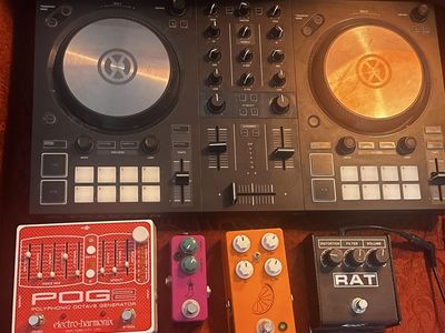 Guitar pedals + music gear