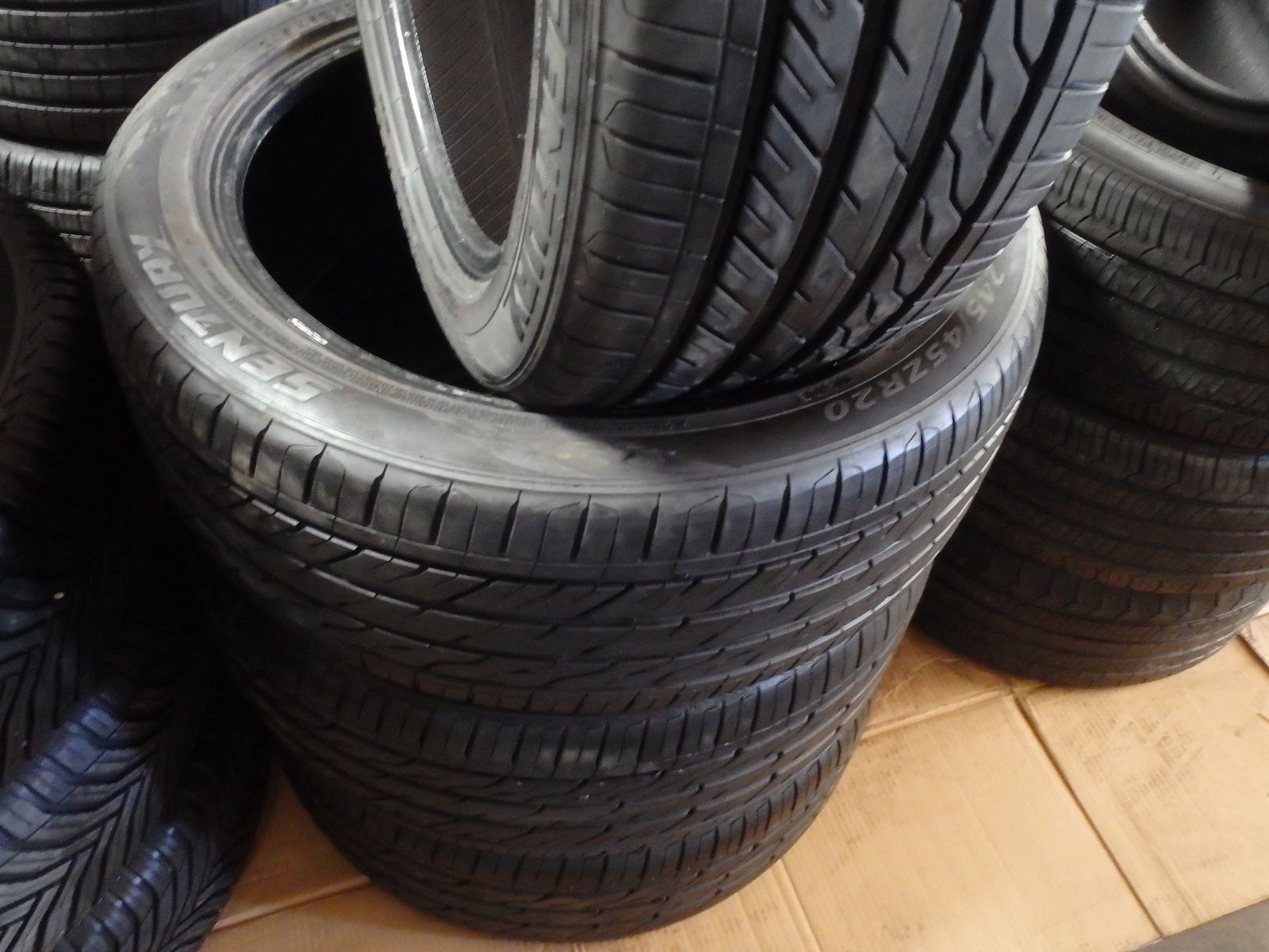 245/45R20 SENTURY UHPT SET OF USED TIRES