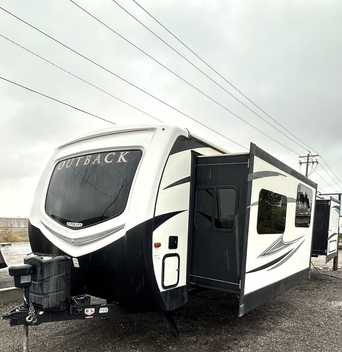 2017 Keystone Outback 35 ft half ton towable 4 Seasons, 3 Slides, Sleeps 6, Auto Leveling, 2 A/C, New Awning Fabric, Clean Title