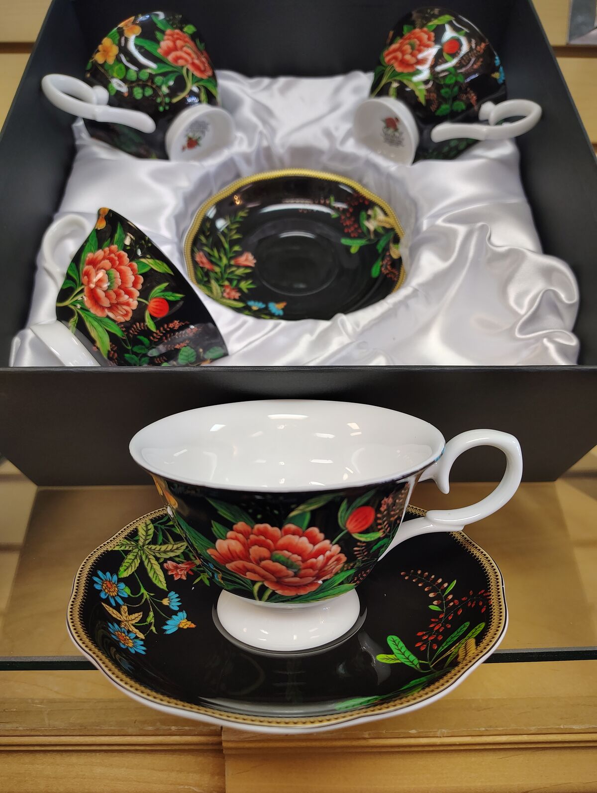 8pc Porcelain Tea / Coffee set ( NEW ) Dianthus. Black / Red / Gold / Green. 4 cups & 4 saucers
