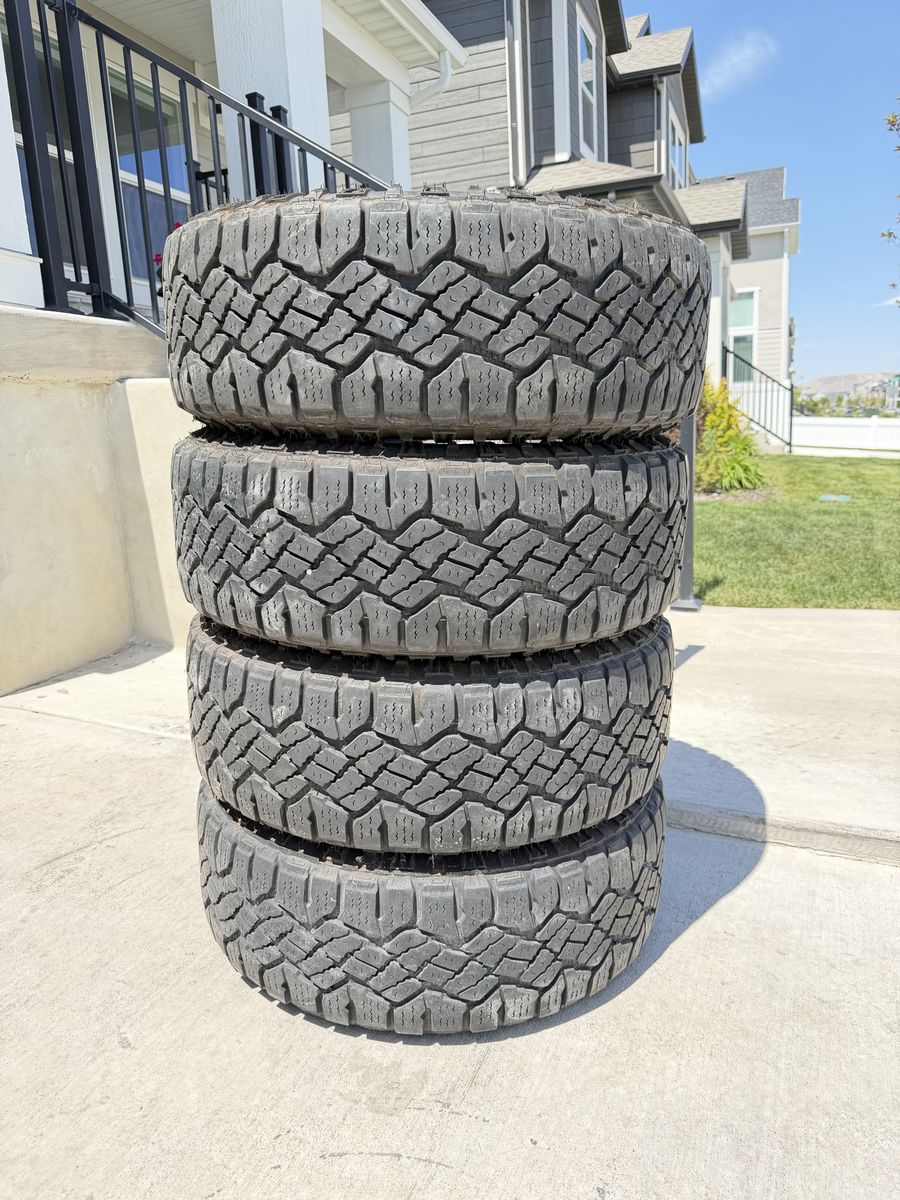 265/65R17 Goodyear Wrangler Duratrac Like new