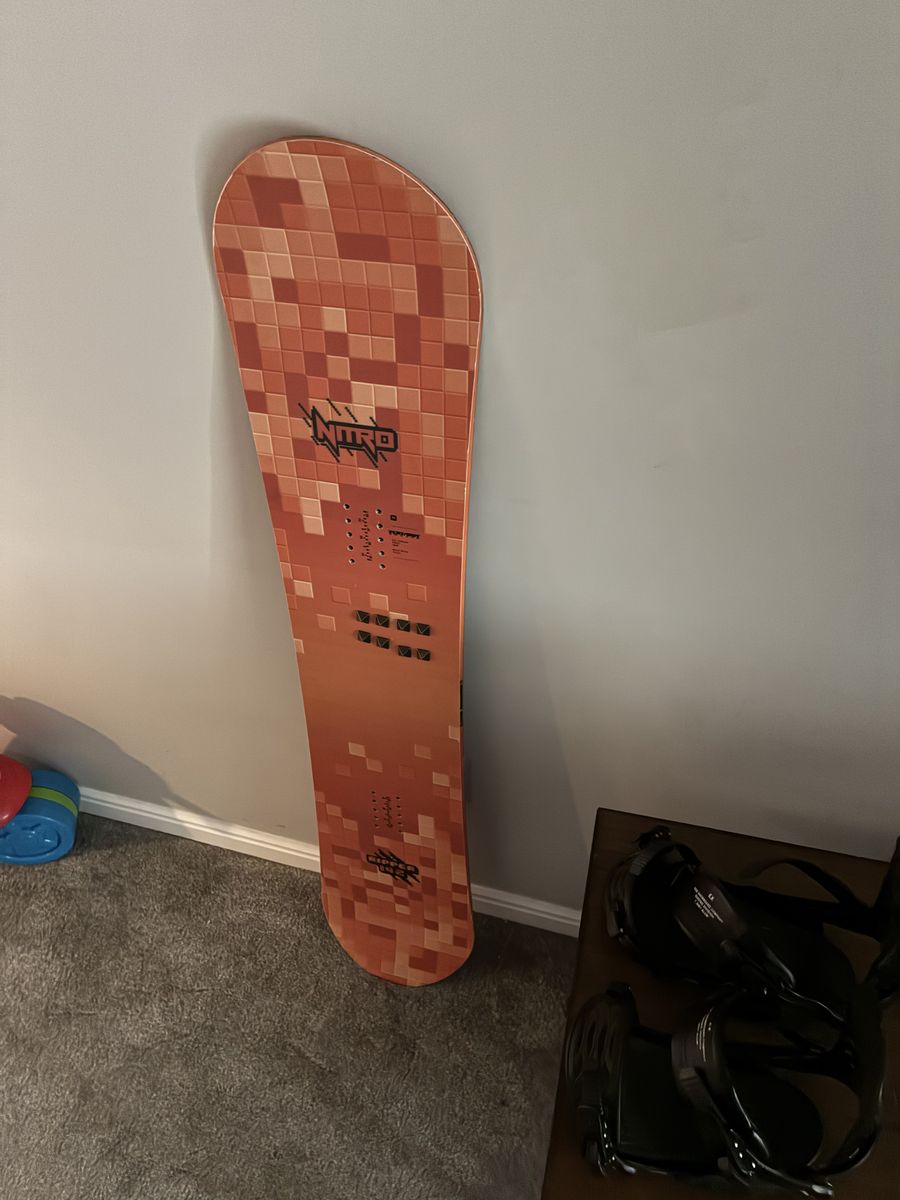 New . Nitro 142 Cm Snowboard.