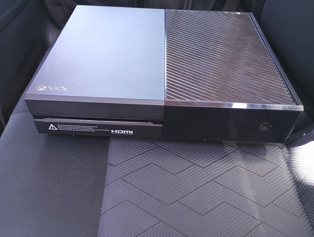 Microsoft Xbox One Console - Original Model not sure if it has the  (500GB or 1TB) hard drive. excellent condition