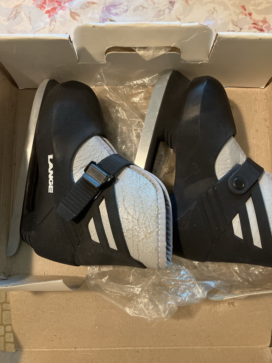 *New Vintage Lange Molded Plastic Ice Skates with Original Box