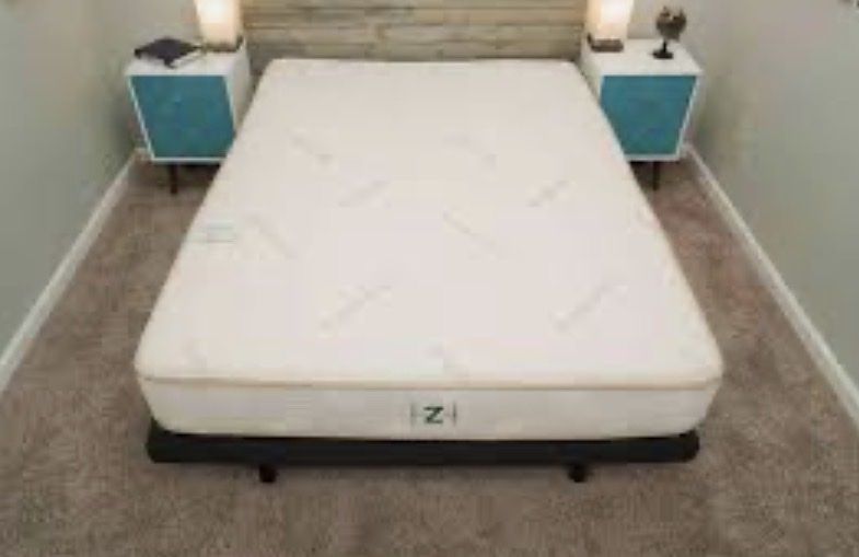 Saatva Zenhaven King Mattress **Like new**