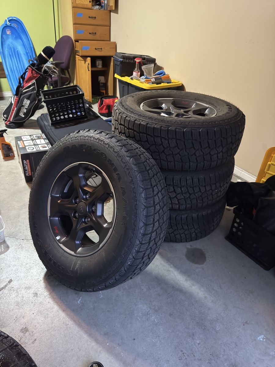 Set of 4 Jeep tires 285/70/17