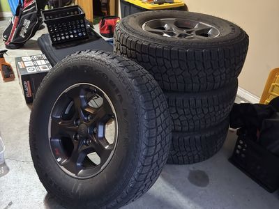 Set of 4 Jeep tires 285/70/17