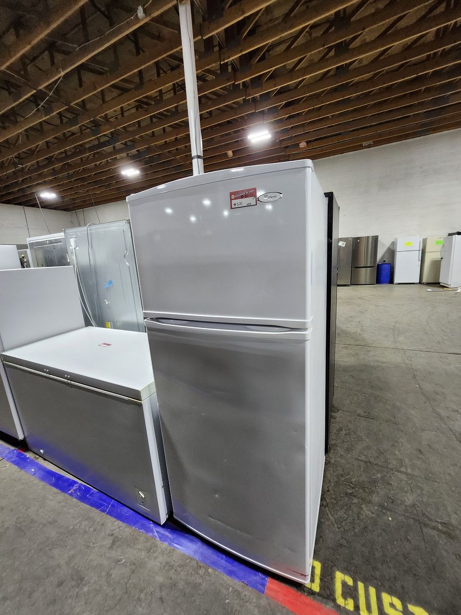NICE GLOSSY WHIRLPOOL TOP AND BOTTOM FRIDGE! W-WARRANTY