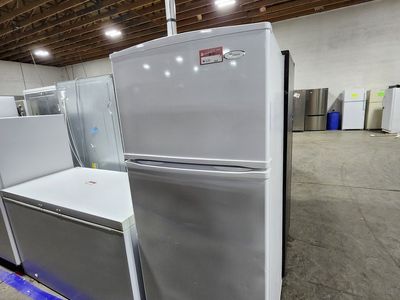 NICE GLOSSY WHIRLPOOL TOP AND BOTTOM FRIDGE! W-WARRANTY