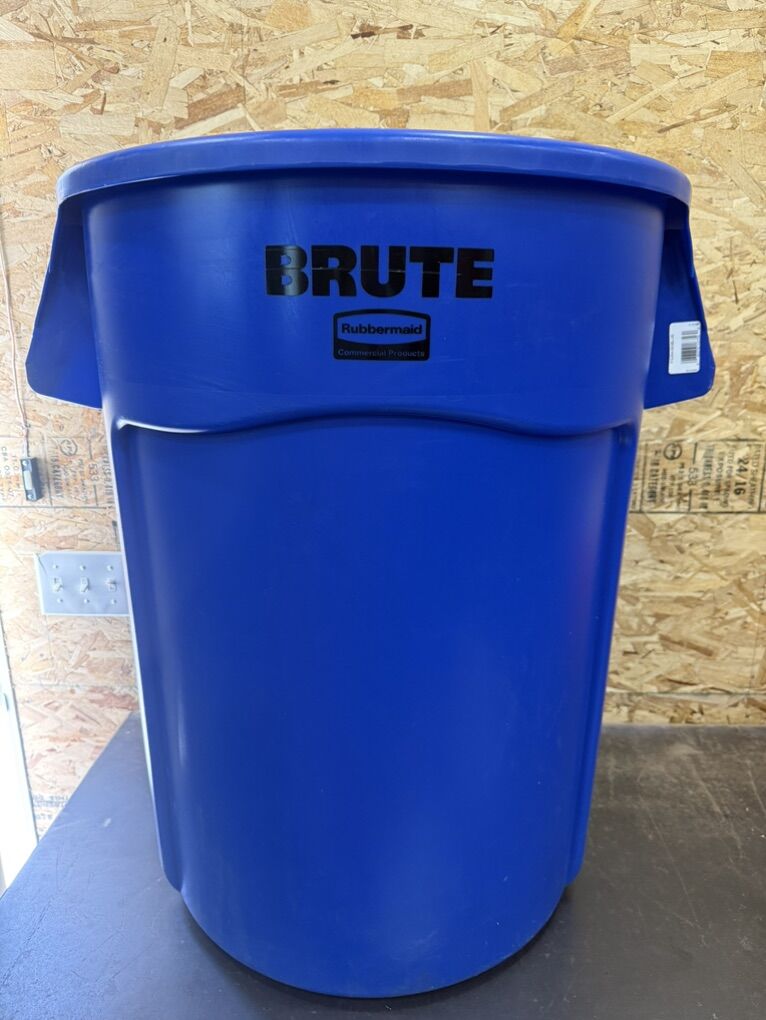 Brute 44 Gallon Trash Can With Gray Lid