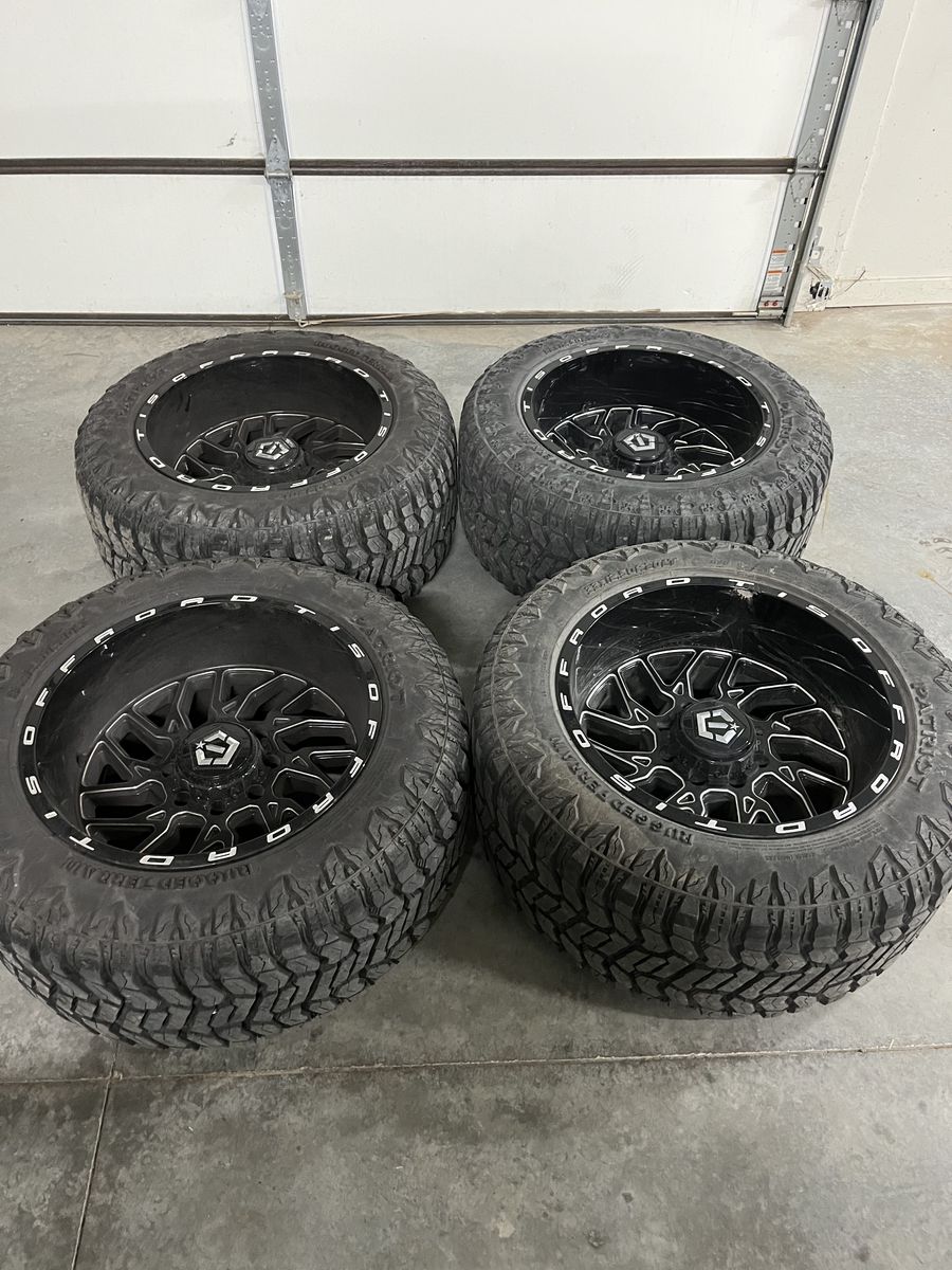 20x10 TIS 544BM 8x6.5 33x12.50R20LT Patriot RT