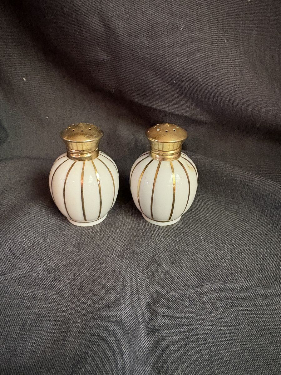 Vintage An Irice Hand-Painted Porcelain Salt & Pepper Shakers $20/both cash/venmo in Draper