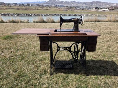 Antique Singer Treadle Sewing Machine w/ Oak Cabinet – Early 1900s