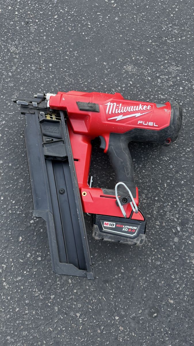 M18 nail gun Milwaukee with battery