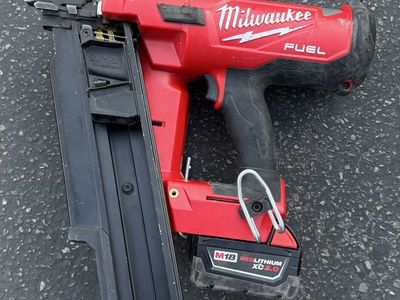 M18 nail gun Milwaukee with battery