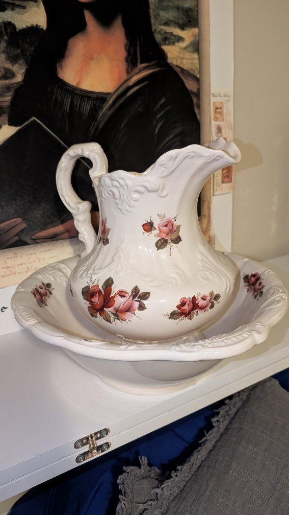 Vintage wash basin and pitcher 

In excellent condition, no chips or cracks. Beautiful floral detailing