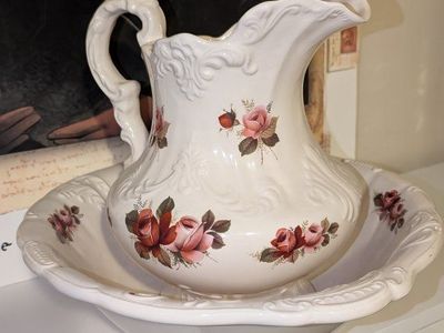 Vintage wash basin and pitcher
In excellent condition, no chips or cracks. Beautiful floral detailing