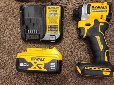 DEWALT ATOMIC 20V MAX 1/4" Brushless Impact Driver Kit with 5Ah Battery & Charger