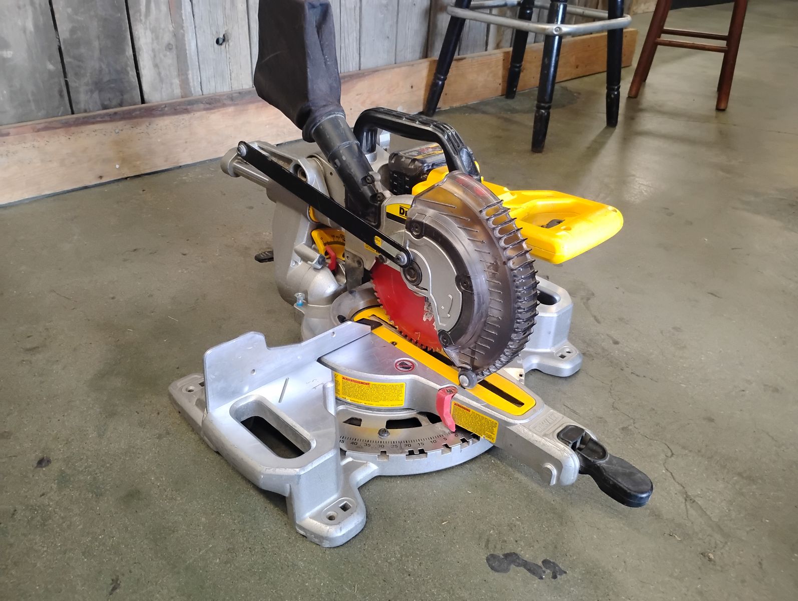 DEWALT DCS361 20V MAX 7-1/4-inch cordless single-bevel sliding compound miter saw 