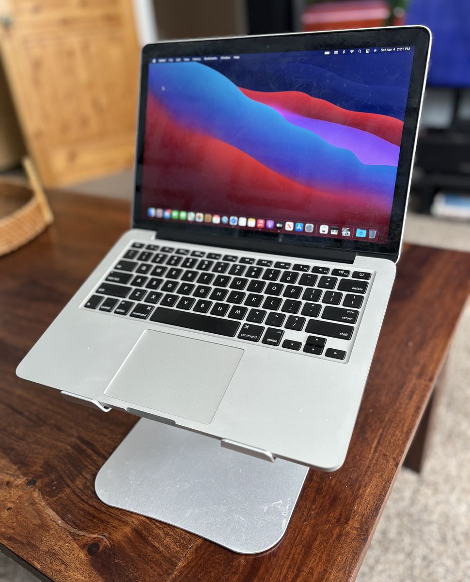 2014 - 13" MACBOOK PRO -- EXCELLENT COND. W/STAND