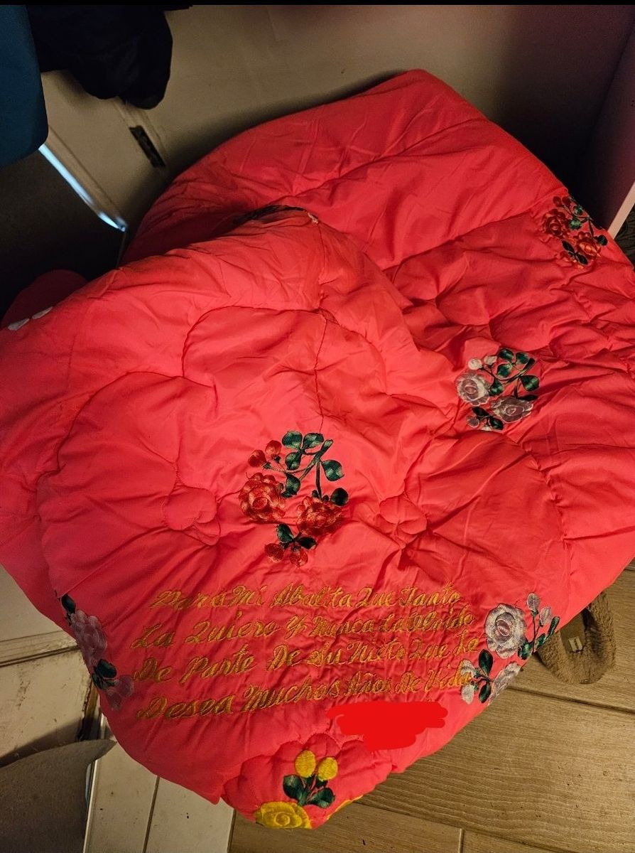 found embroidered blanket (Se encontró una manta bordada)