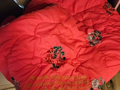 found embroidered blanket (Se encontrĂ³ una manta bordada)