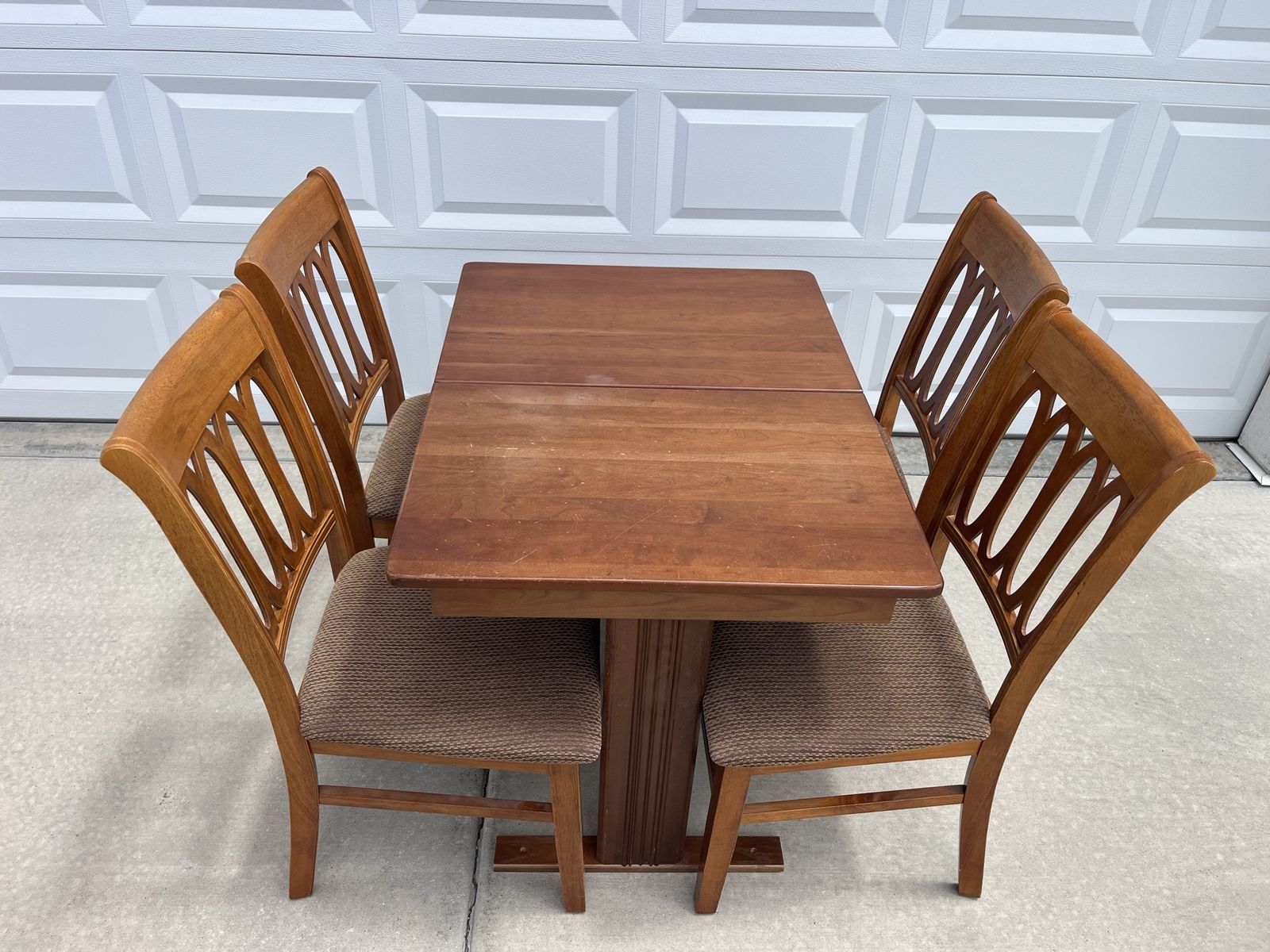 Wood table with expandable leaf and 4 chairs