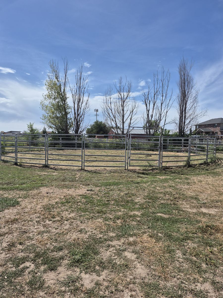 60' Adjustable Galvanized Horse Round Pen with Gate – Solid Condition