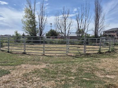 60' Adjustable Galvanized Horse Round Pen with Gate – Solid Condition