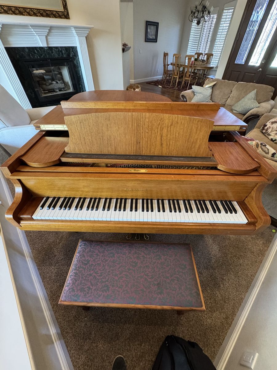 Samick SG-172 Baby Grand Piano