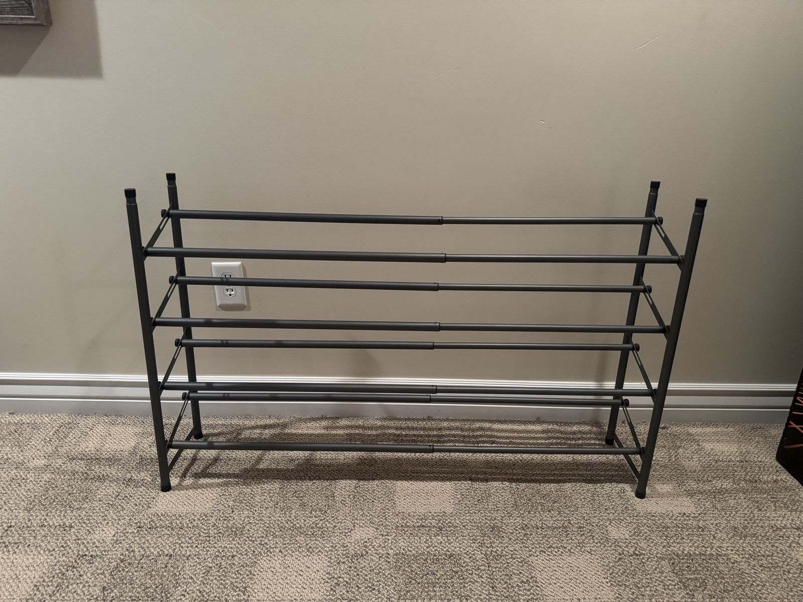 Adjustable shoe rack