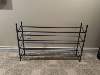 Adjustable shoe rack