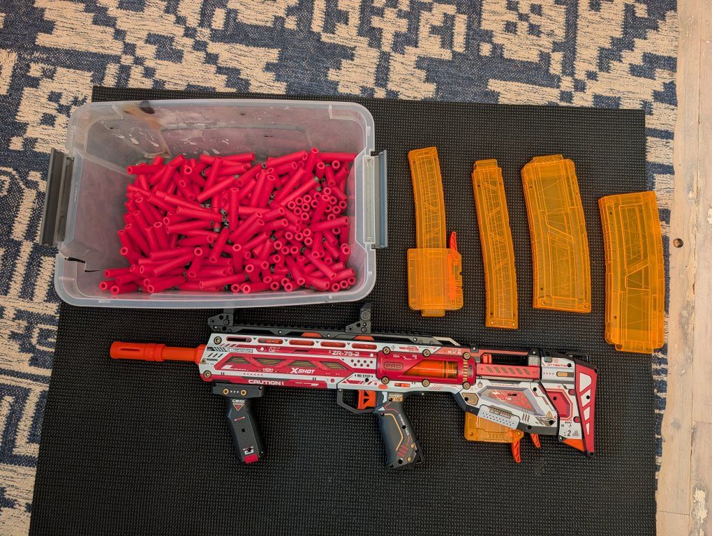 X-Shot Pro Series Longshot Blaster ZR-73 with 5 Magazines and Over 200 Darts