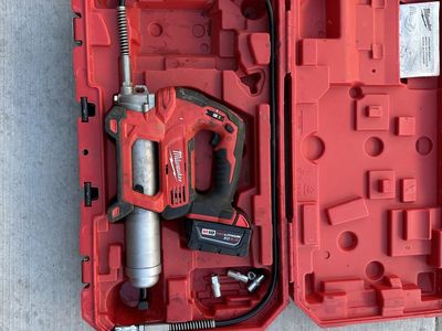 Milwaukee M18 Grease Gun Kit – Battery Included – Works Great