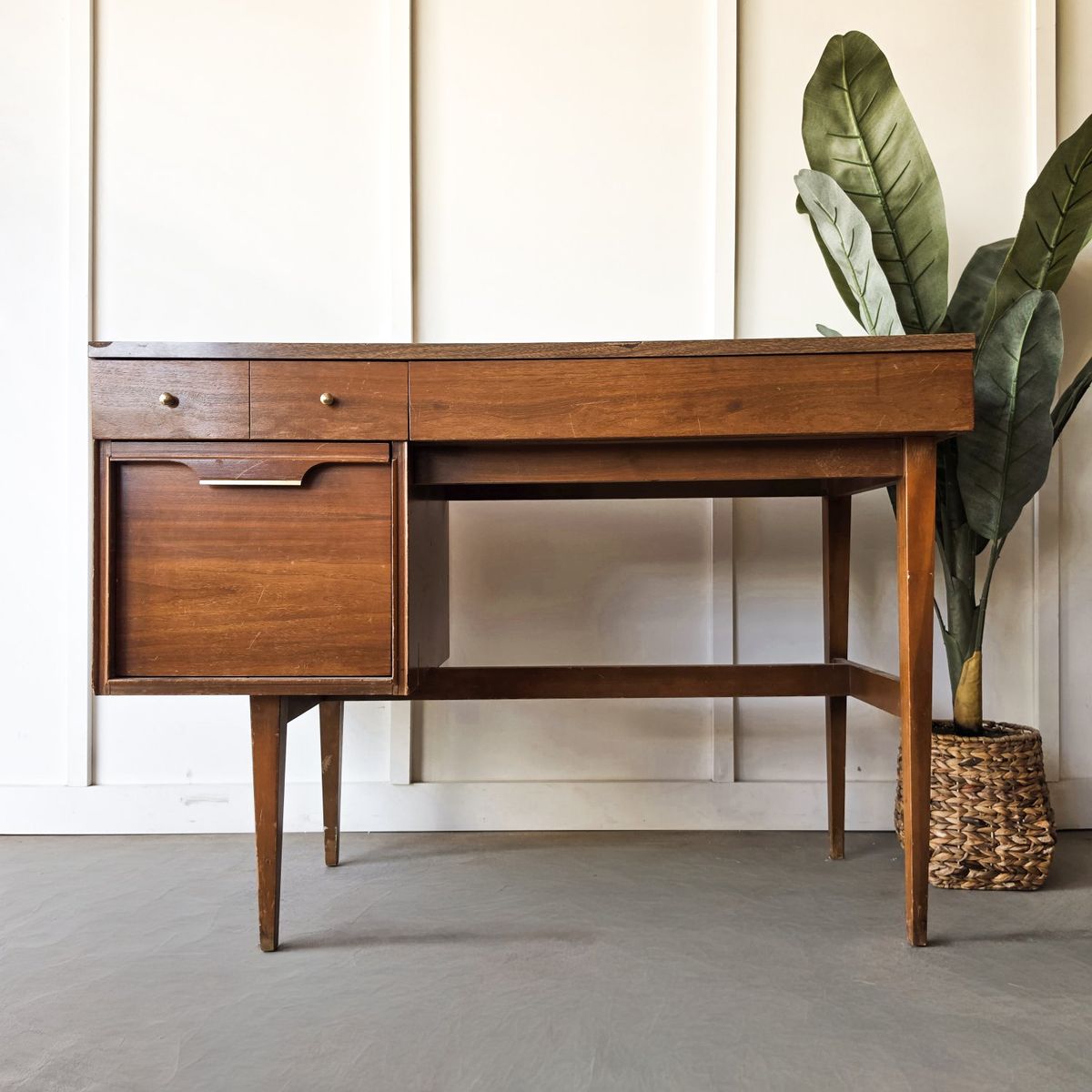 Vintage Basic-Witz Desk!
