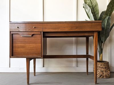 Vintage Basic-Witz Desk!