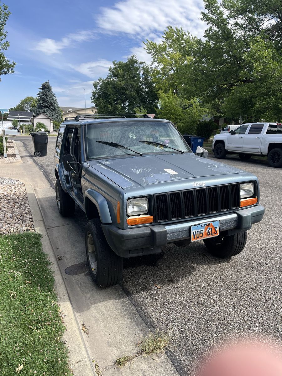 1999 Jeep Cherokee XJ 4x4 - Needs Engine, 4.5" Lift, Low Mile Tires, Removable Doors - Make Offer