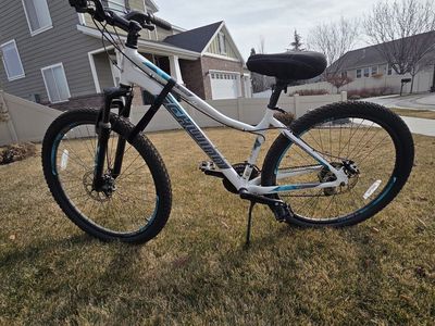 Schwinn Comp Women's Mountain Bike 27.5" Wheels, Aluminum Frame, White/Blue - Excellent Condition