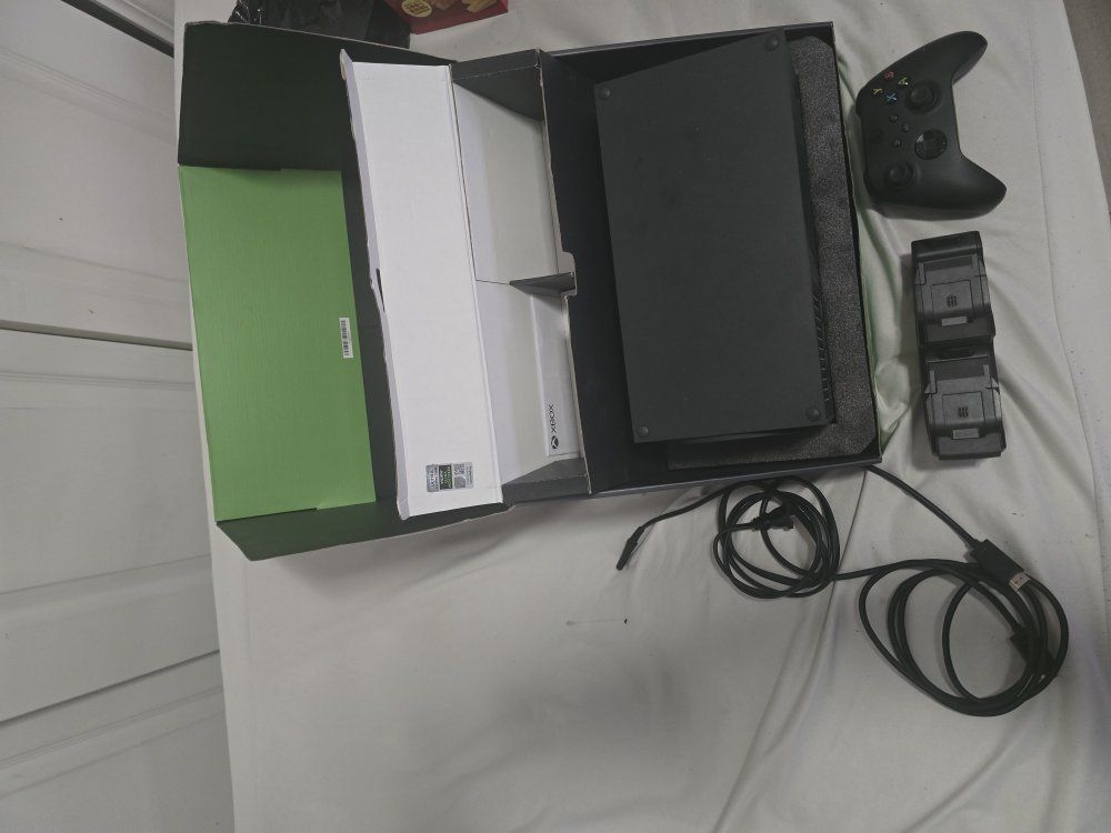 Xbox Series X Console with Controller & contoller Charging Dock - Black (Used) with 27inch monitor AOC.