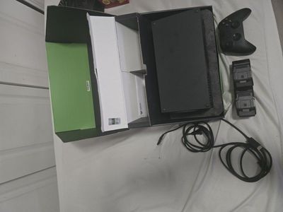 Xbox Series X Console with Controller & contoller Charging Dock - Black (Used) with 27inch monitor AOC.