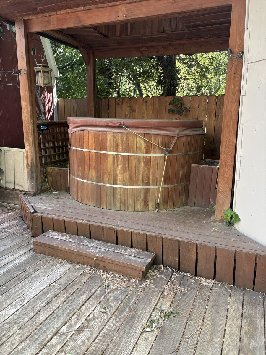 CEDAR HOT TUB
