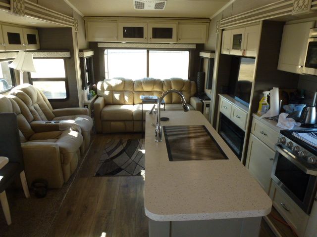 2021 Van Leigh Pinecrest 35’ Fifth Wheel