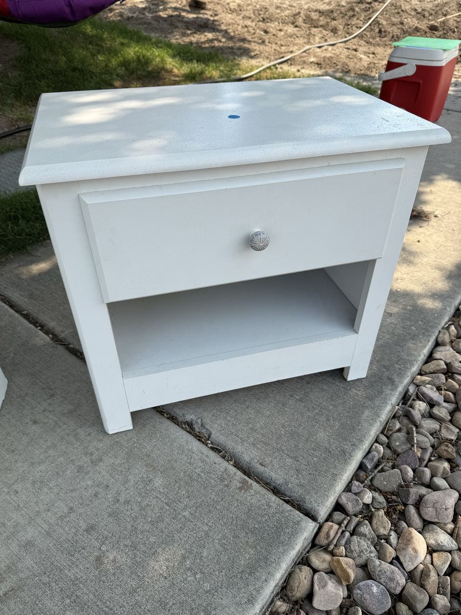 White one drawer nightstand
